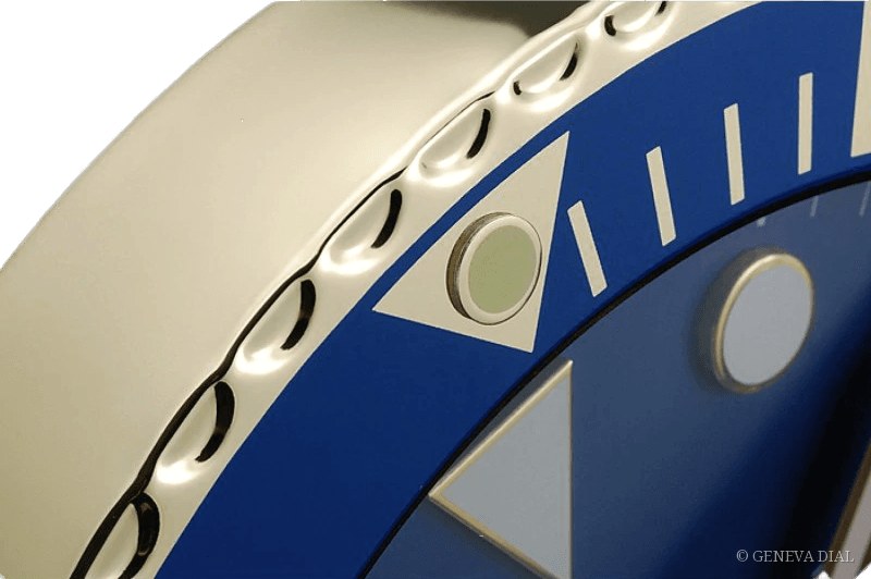 Finition du cadran d'une horloge murale de collection