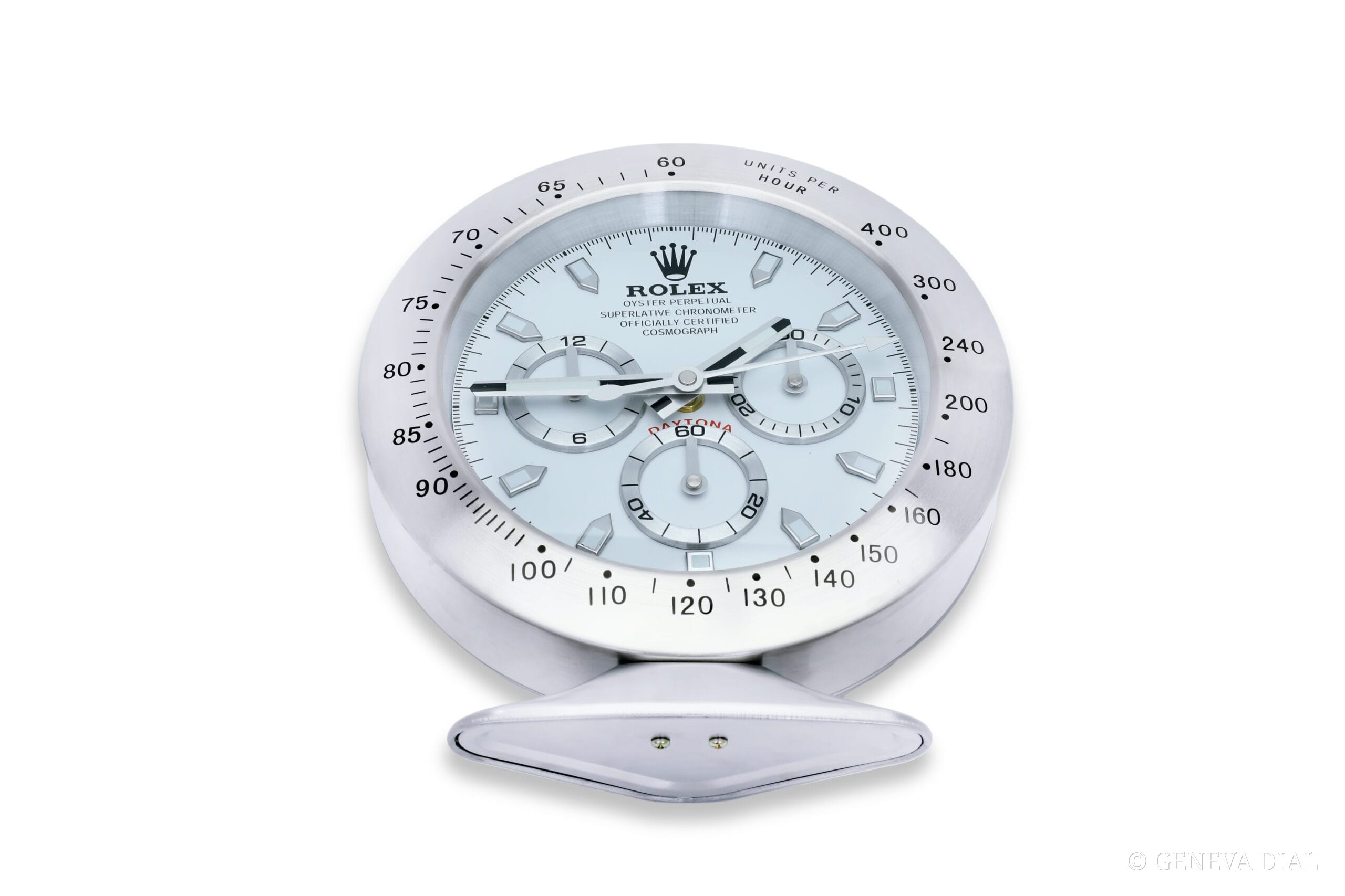 Détail du boîtier d’une dealer clock et de sa finition acier