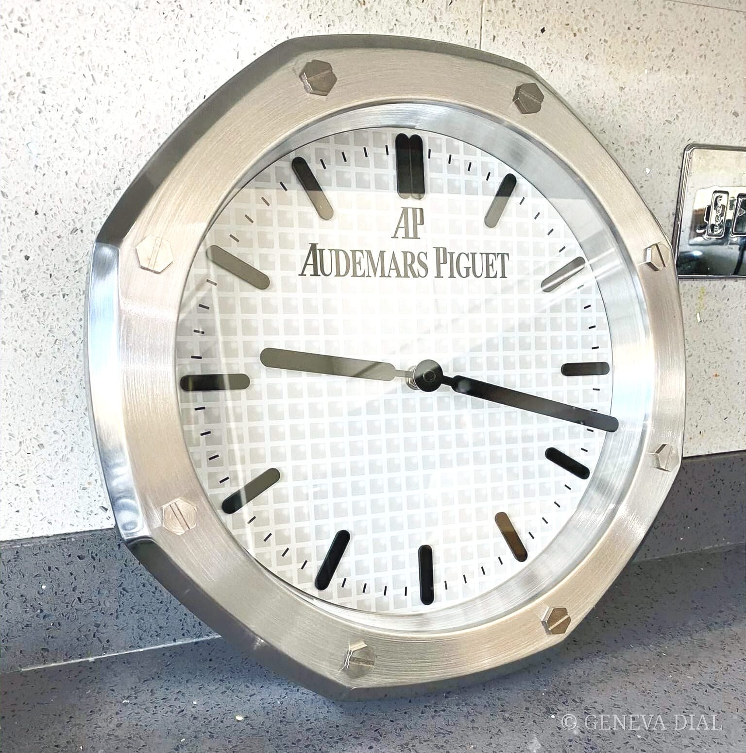 GENEVA DIAL Wanduhr im Royal Oak-Stil mit achteckiger Lünette in einem architektonisch gestalteten Interieur