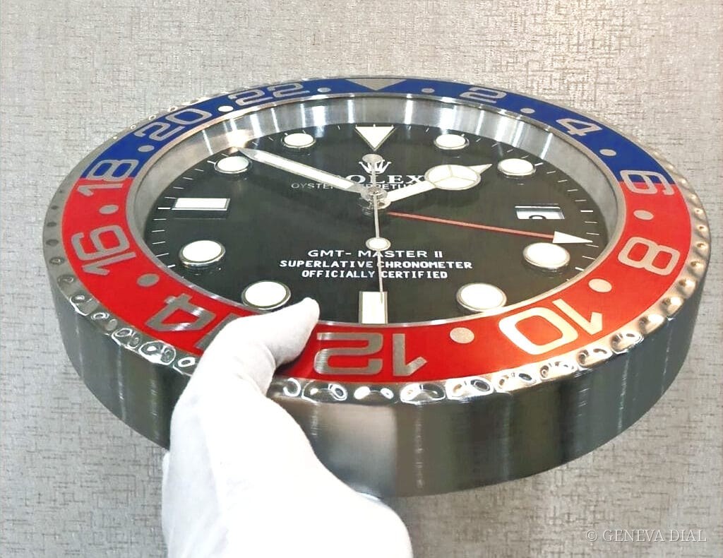 Großformatige GENEVA DIAL Wanduhr im GMT-Master Pepsi-Stil in einem hochwertigen modernen Wohnzimmer