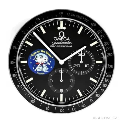 Relógio de parede de luxo GENEVA DIAL 40 cm estilo Moonwatch Snoopy Eyes on the Stars Black & Silver, mostrador preto e prateado, caixa em aço inoxidável 304L, vidro mineral, lupa de data