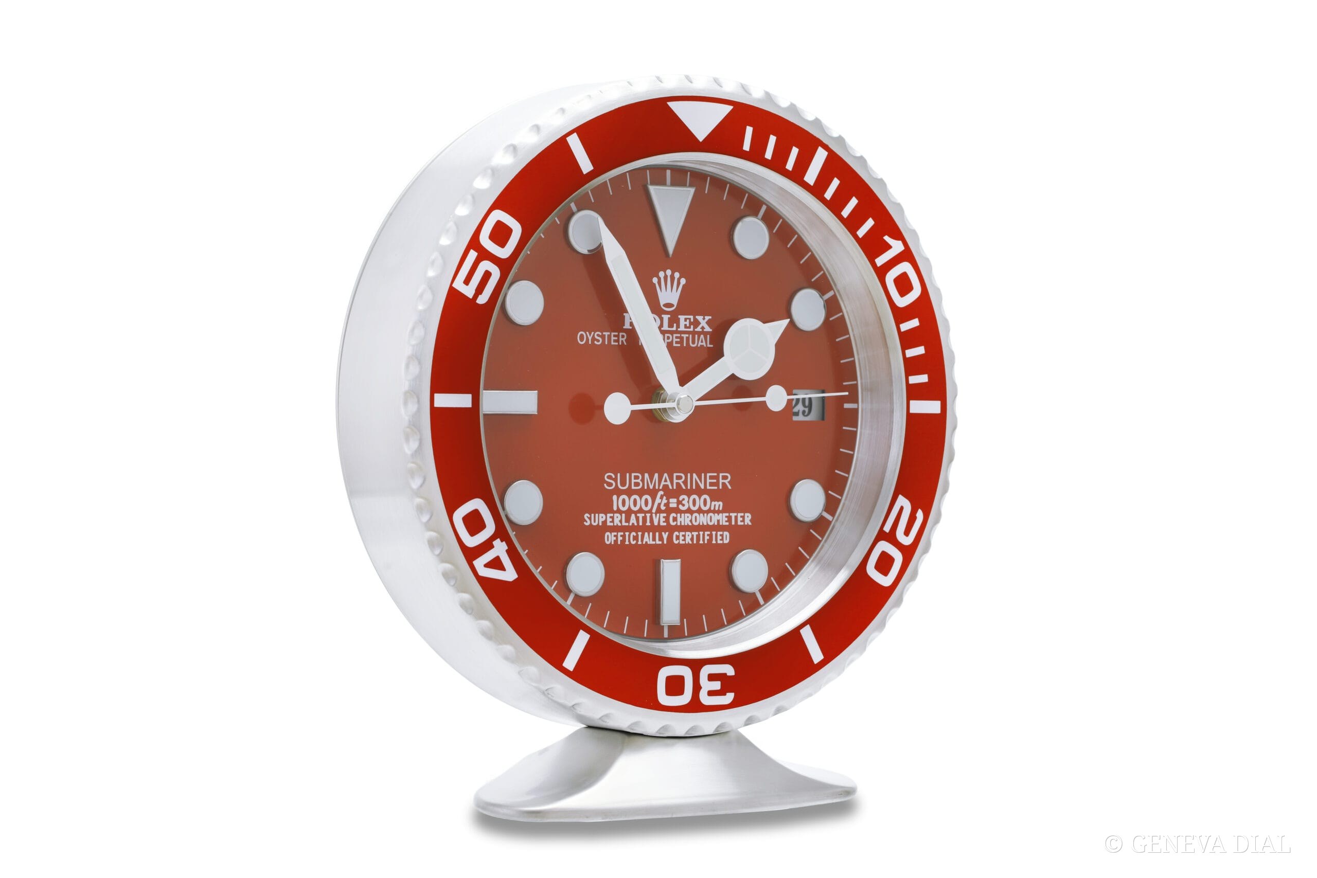 Gros plan sur les finitions du cadran et du boîtier d’une horloge de collection
